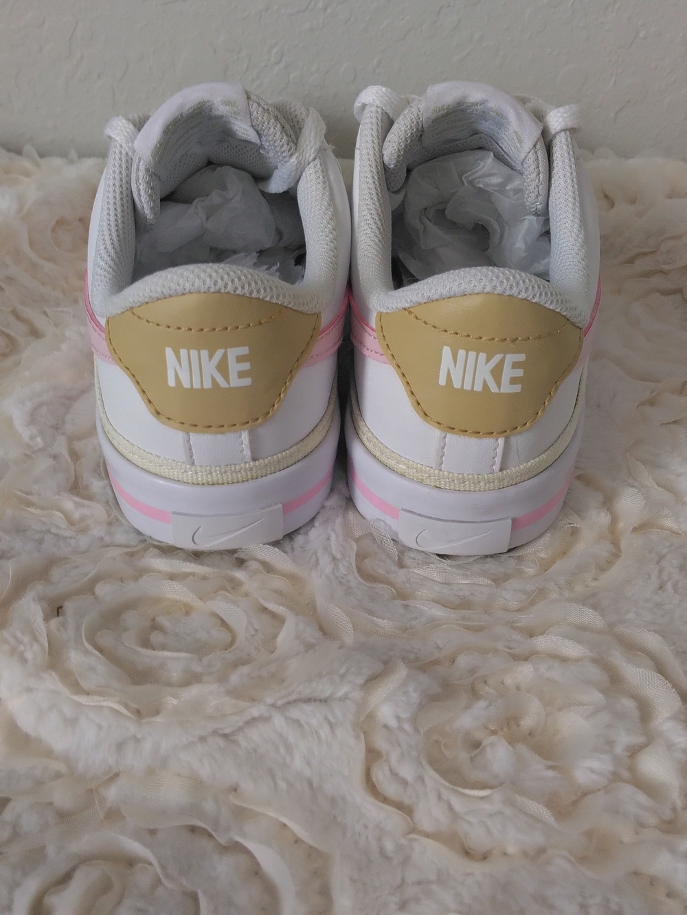 Nike Girls White Leather Low-Top Sneakers with Pink Swoosh - Picture 6 of 7